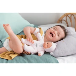 Corolle ® Mon Doudou Babypop Sweet Heart Roze Beer 9 Corolle ® Mon Doudou Babypop Sweet Heart Roze Beer -Speelgoedpop corolle mon doudou babypop sweet heart roze beer a315651 3