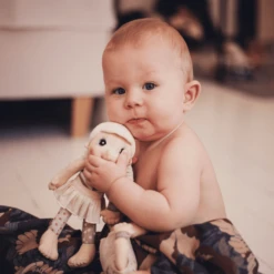 Rubens Barn Doll Lily - Mini Ecobuds 11 Rubens Barn Doll Lily - Mini Ecobuds -Speelgoedpop rubens barn doll lily mini ecobuds a359768 4